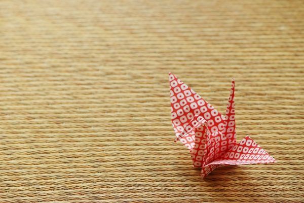 畳の上においてある折り紙