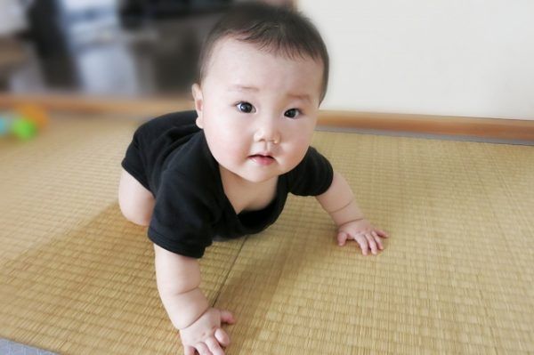 畳の上にいる赤ちゃん