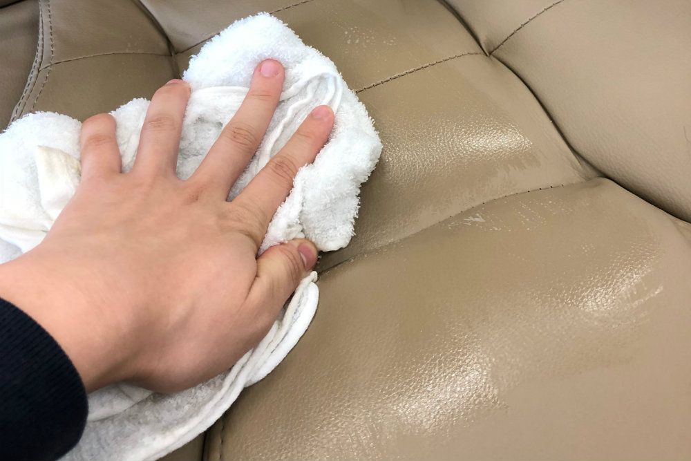 革ソファーのお手入れの正しい方法を解説！本革と合成皮革の違いと使うグッズ｜ワタシト