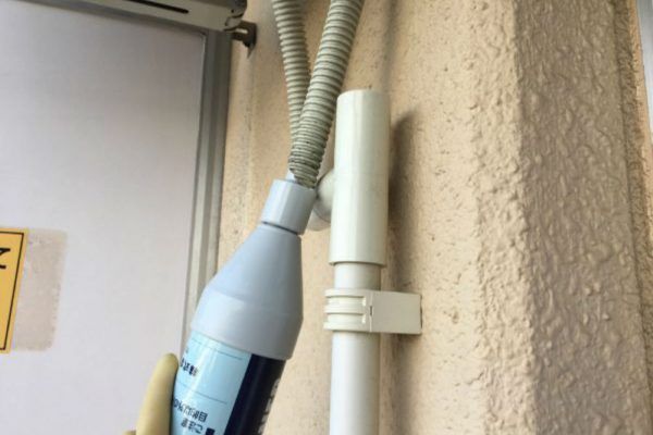 ポンプの口をドレンホースと合わせる