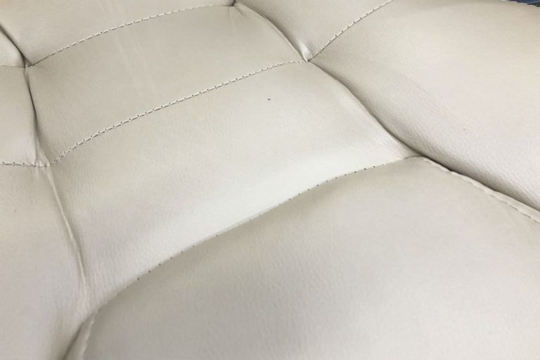 ソファの本革・合皮・布の素材別にカビの掃除方法を紹介!カビの予防方法も|ワタシト