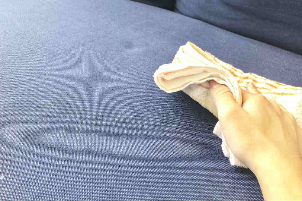 ソファの本革・合皮・布の素材別にカビの掃除方法を紹介!カビの予防方法も|ワタシト