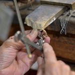 経年劣化や衝撃によって突如切れてしまったりするネックレスの修理承ります。