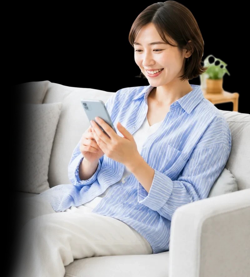スマートフォンを見て微笑む女性