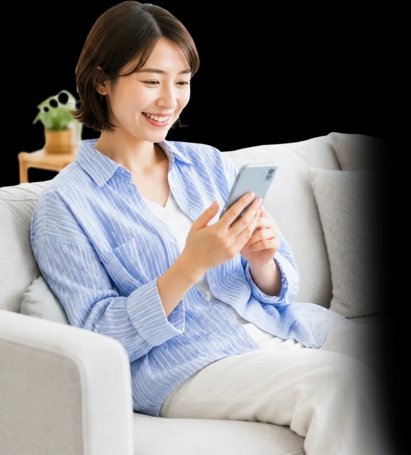 スマートフォンを見て微笑む女性