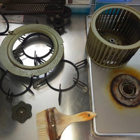 油汚れに業者専用洗剤が大活躍！交通費無料！平日翌月500円割引！